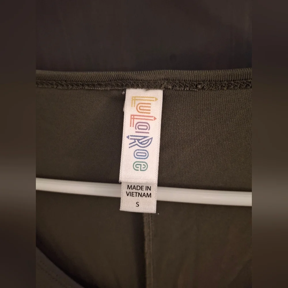 LuLaRoe Olive Green Short Sleeve Top Size Small - Picture 2 of 2